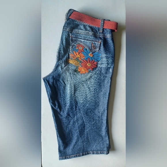 🍒 NWOT Venezia Embroidered Cropped Capri Blue Jeans with Red Belt - Picture 1 of 13